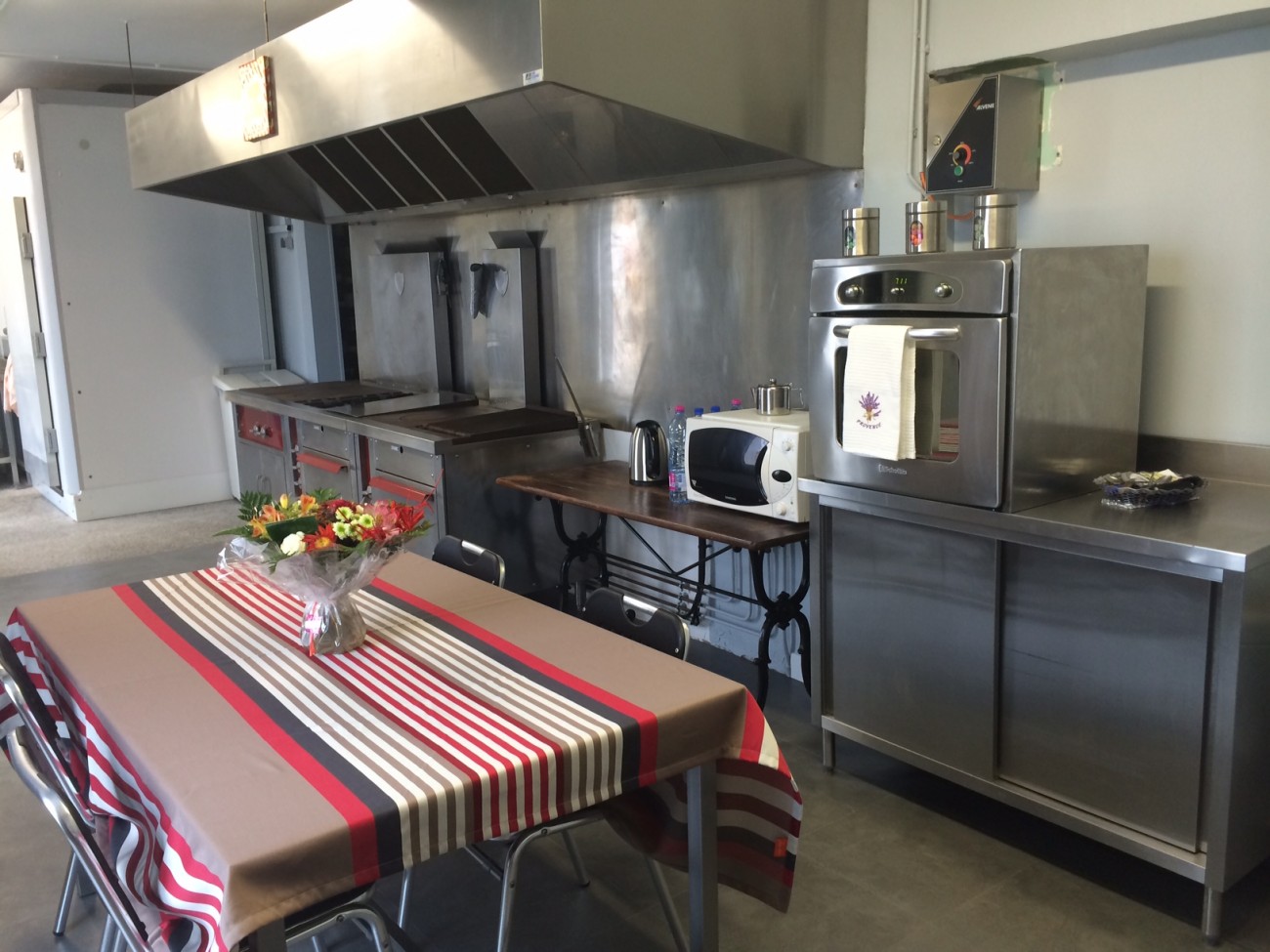D’une cuisine équipée professionnelle de 35 m² avec piano Charvet, hotte, chambre froide, plonge, four à chaleur tournante … Cuisine équipée professionnelle - Fort Louvois